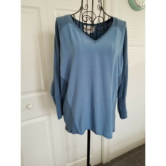 Two by Vince Camuto Blouse Top 3/4 Sleeve Two Blue Shades V Neck Size Small - Picture 1 of 11
